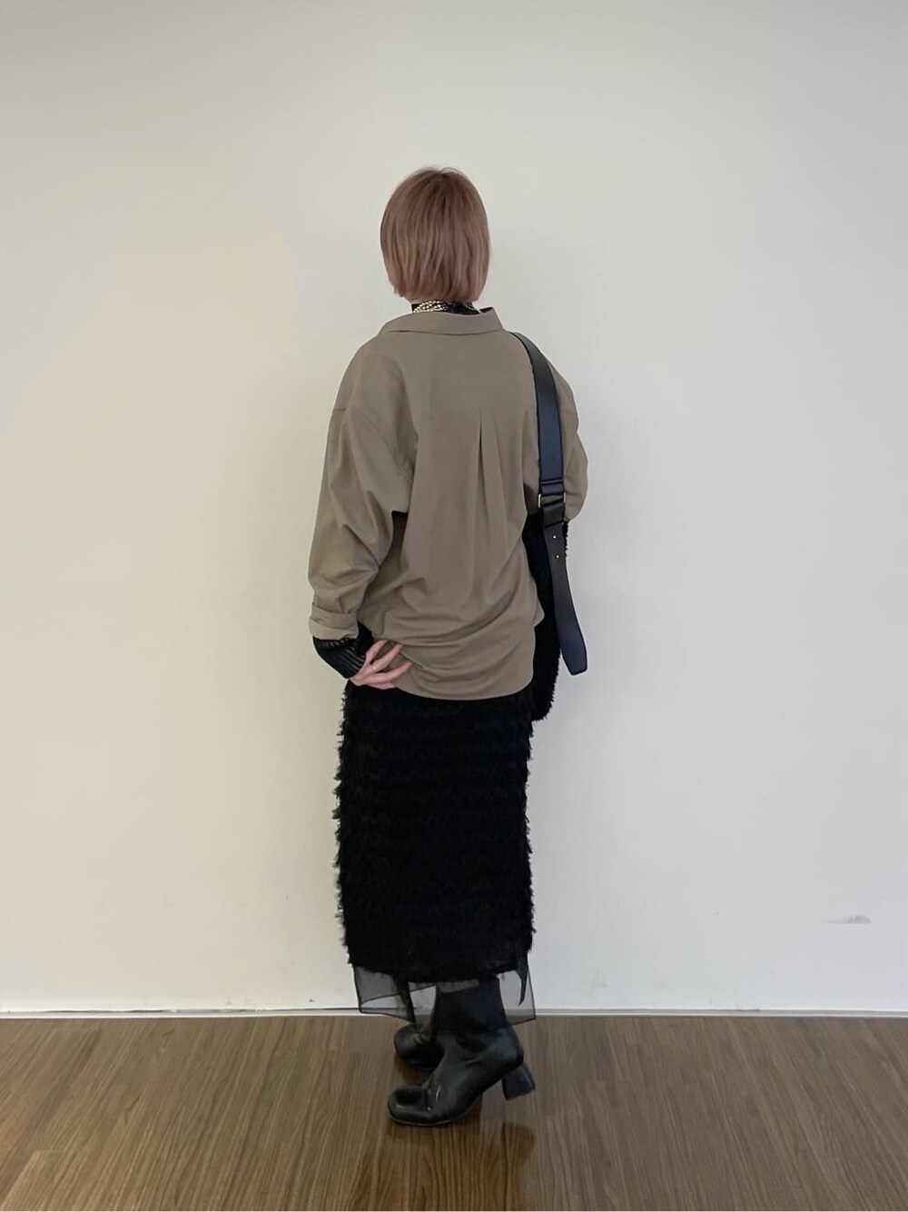 ベージュ系のシャツ/ブラウス、ブラック系のニット/セーター、ブラック系のスカートを着用したレディースの冬コーディネートの5枚目の写真