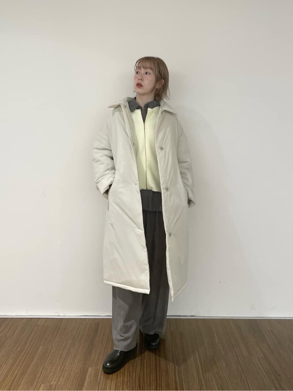 グレー系のシャツ/ブラウス、グレー系のその他パンツ、イエロー系のカーディガン/ボレロを着用したレディースの秋コーディネートの2枚目の写真