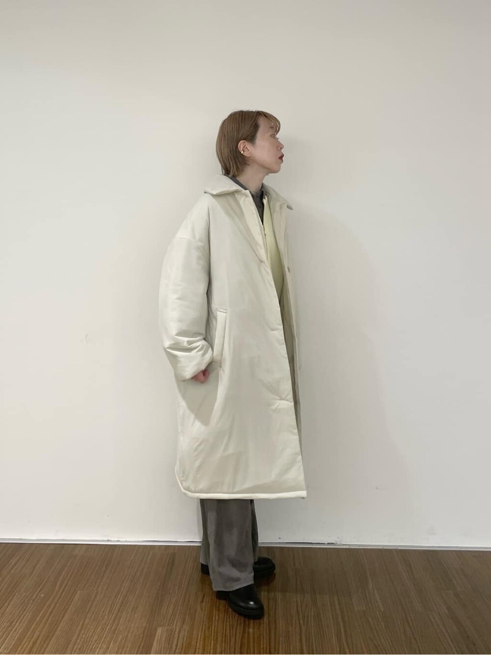 グレー系のシャツ/ブラウス、グレー系のその他パンツ、イエロー系のカーディガン/ボレロを着用したレディースの秋コーディネートの3枚目の写真