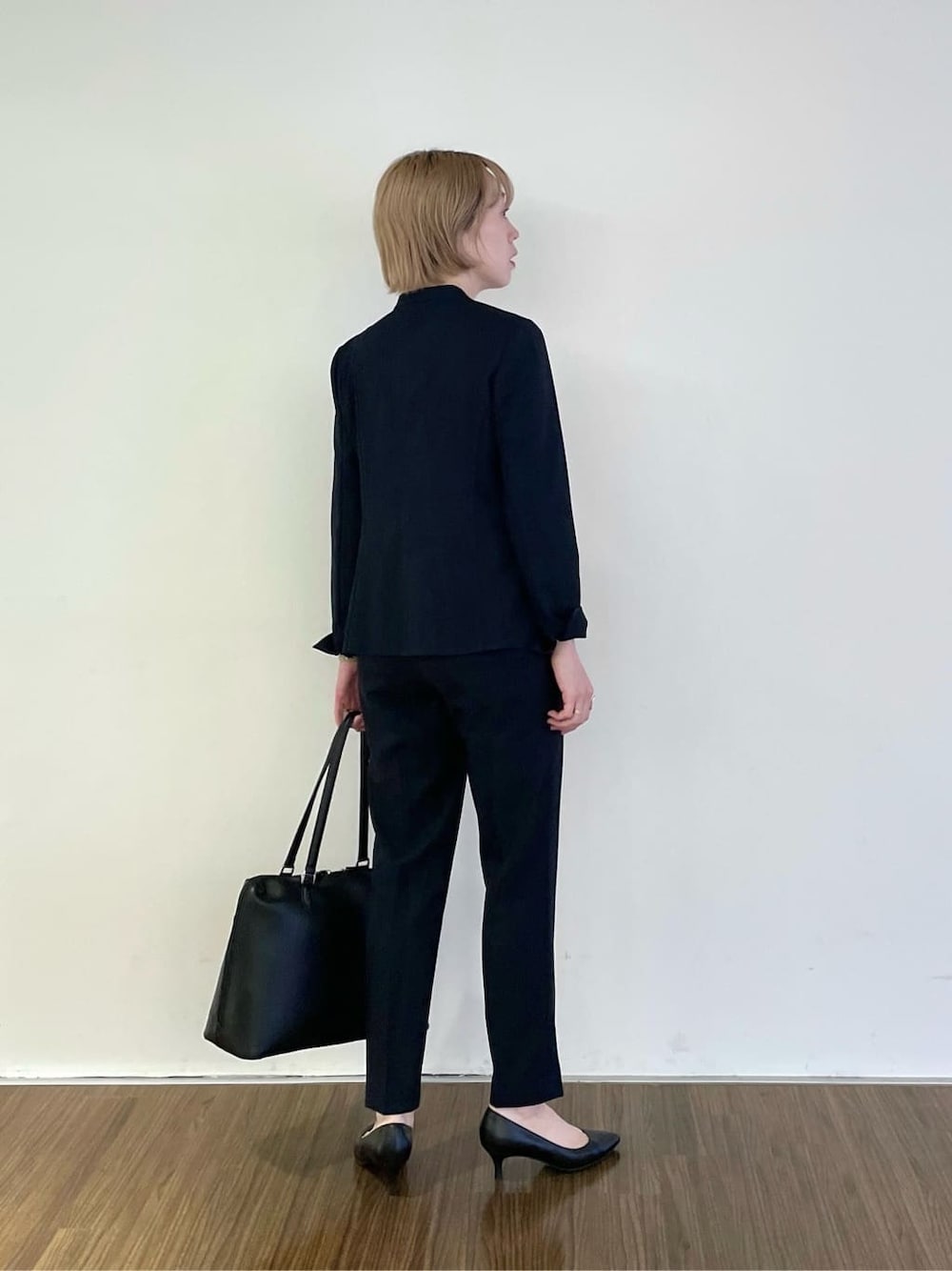 ブルー系のノーカラージャケット、ブルー系のその他パンツ、ホワイト系のシャツ/ブラウスを着用したレディースの春コーディネートの4枚目の写真