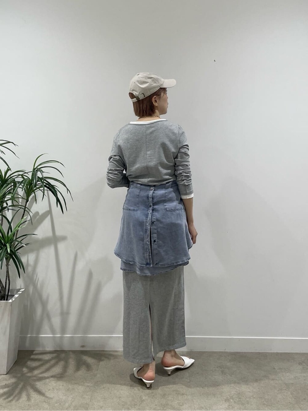 グレー系のワンピース、ホワイト系のサンダル、ブルー系のシャツ/ブラウスを着用したレディースの春コーディネートの5枚目の写真