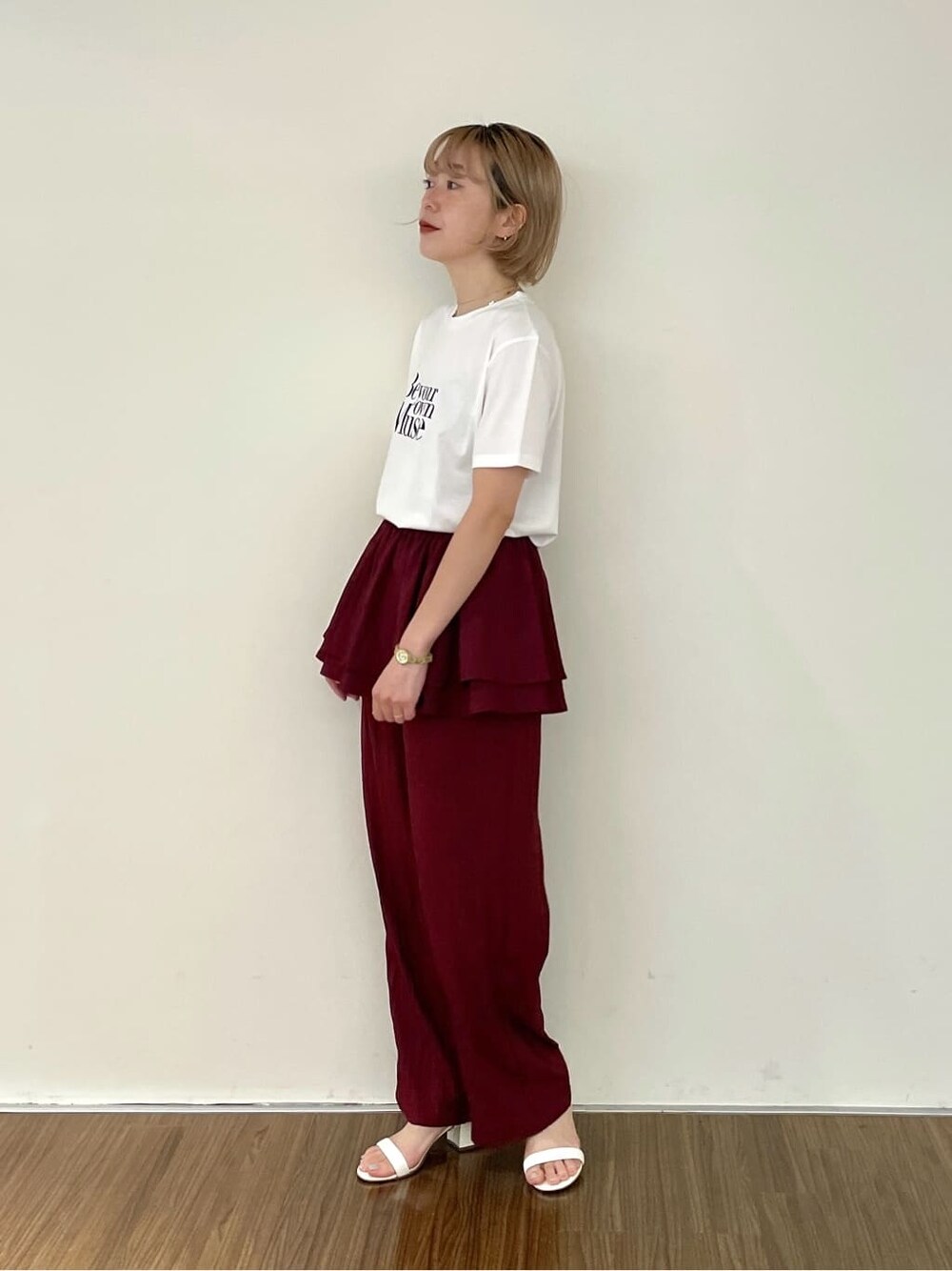 レッド系のその他パンツ、ホワイト系のTシャツ/カットソーを着用したレディースの夏コーディネートの2枚目の写真