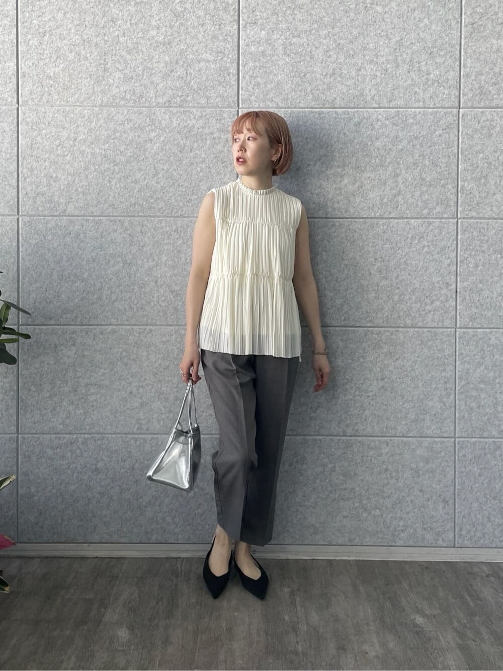 ホワイト系のシャツ/ブラウス、グレー系のその他パンツを着用したレディースの春コーディネートの2枚目の写真