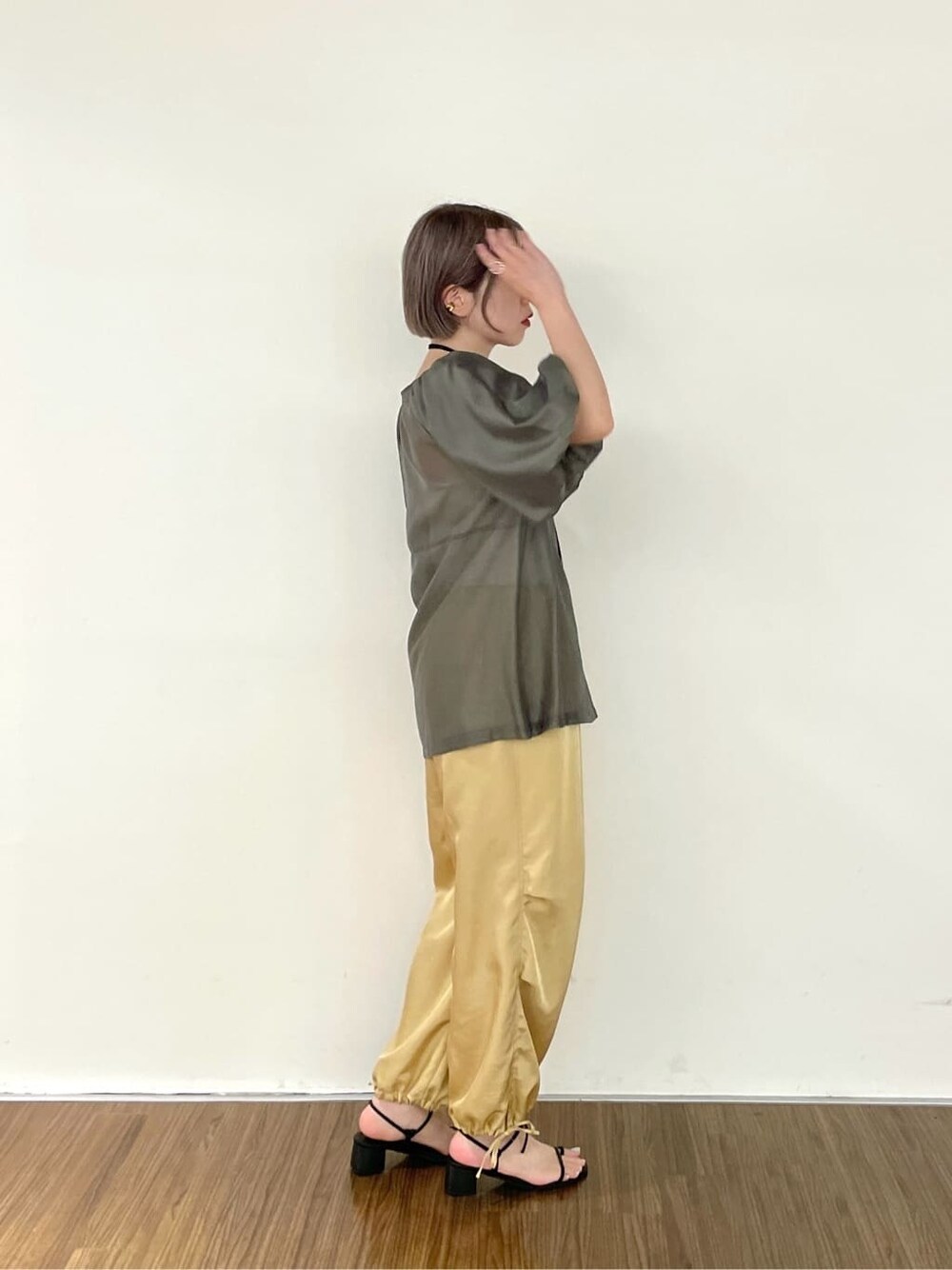 グレー系のシャツ/ブラウス、ベージュ系のその他パンツを着用したレディースの夏コーディネートの4枚目の写真