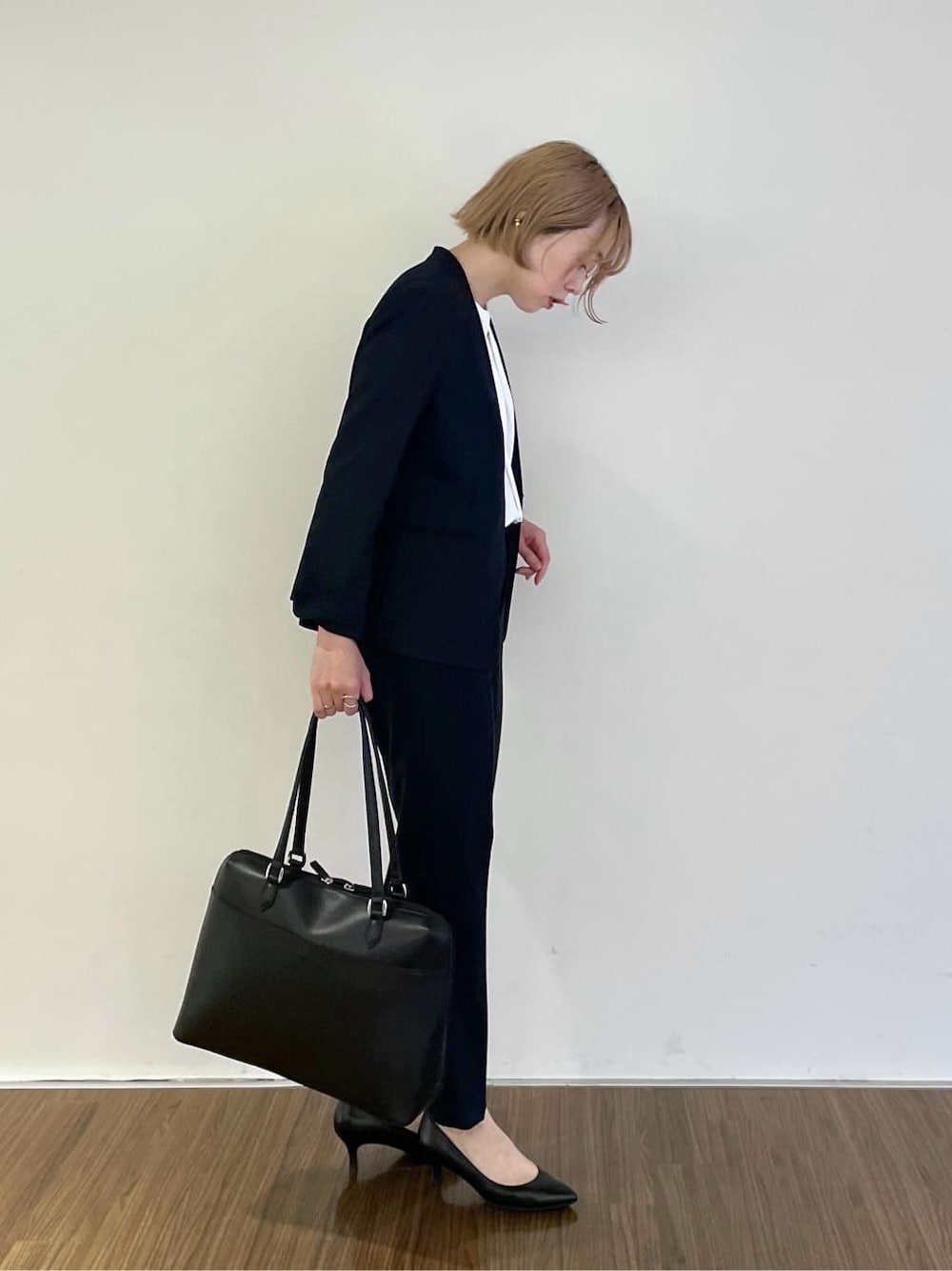 ブルー系のノーカラージャケット、ブルー系のその他パンツ、ホワイト系のシャツ/ブラウスを着用したレディースの春コーディネートの2枚目の写真