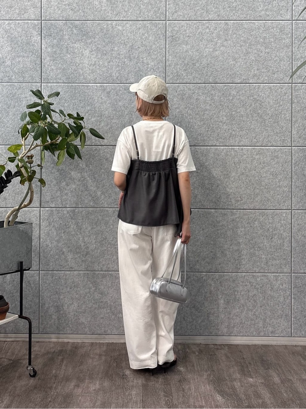 グレー系のタンクトップ、ホワイト系のデニムパンツ、ホワイト系のTシャツ/カットソーを着用したレディースの夏コーディネートの5枚目の写真