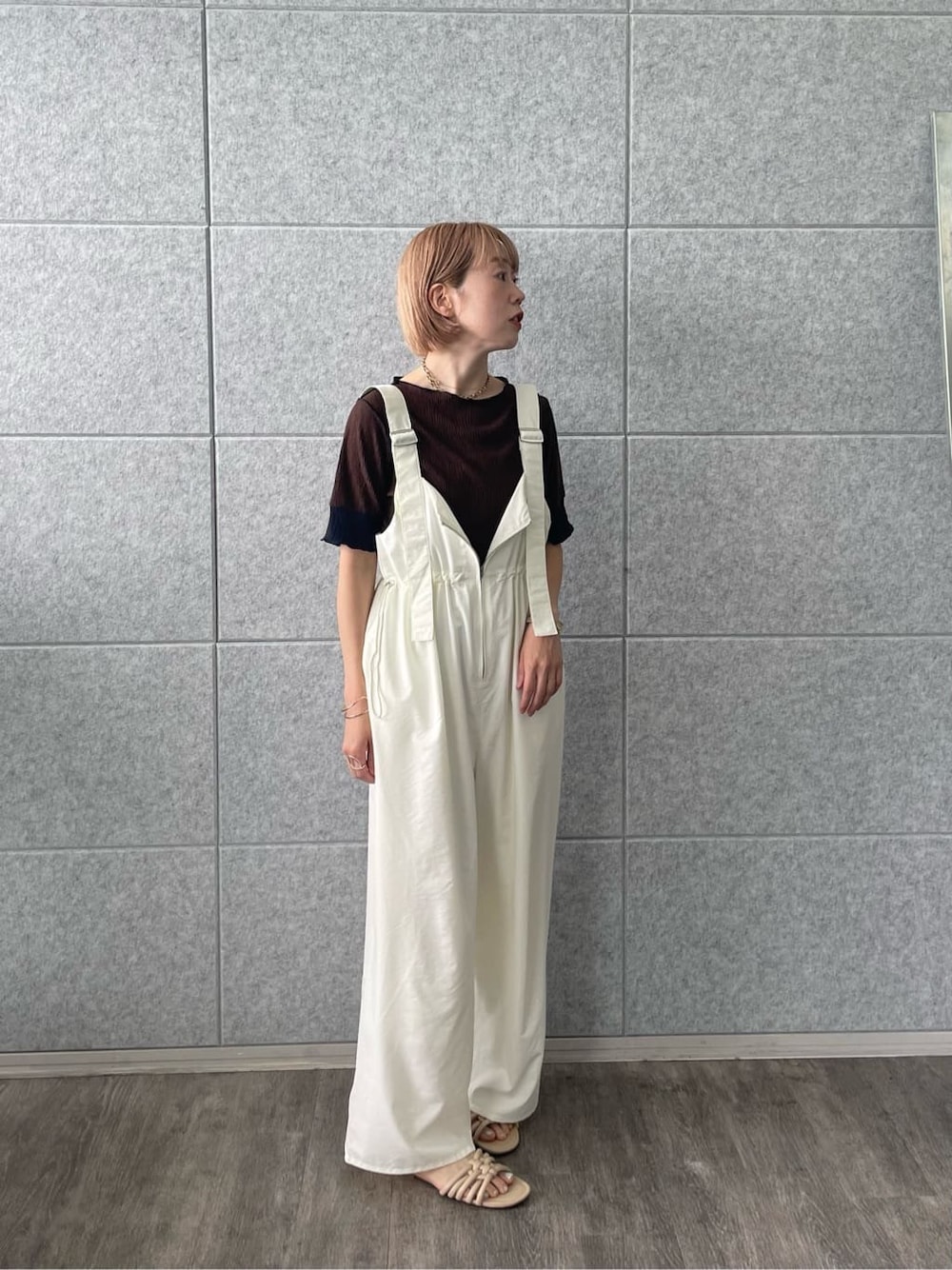 ホワイト系のサロペット/オーバーオール、ブラウン系のTシャツ/カットソーを着用したレディースの夏コーディネートの8枚目の写真