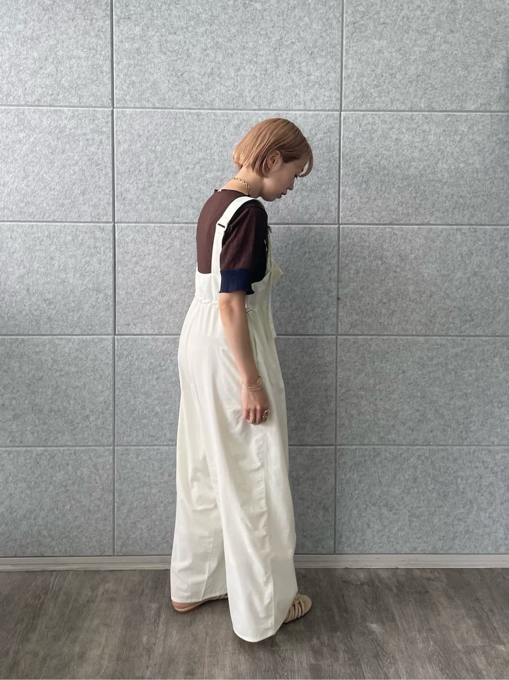 ホワイト系のサロペット/オーバーオール、ブラウン系のTシャツ/カットソーを着用したレディースの夏コーディネートの3枚目の写真