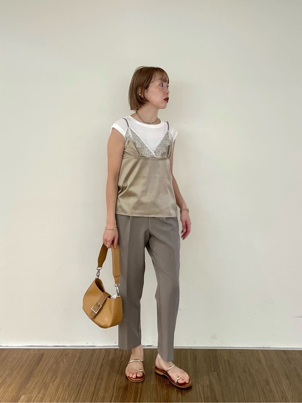 ベージュ系のTシャツ/カットソー、ベージュ系のその他パンツ、ベージュ系のショルダーバッグを着用したレディースの秋コーディネートの8枚目の写真