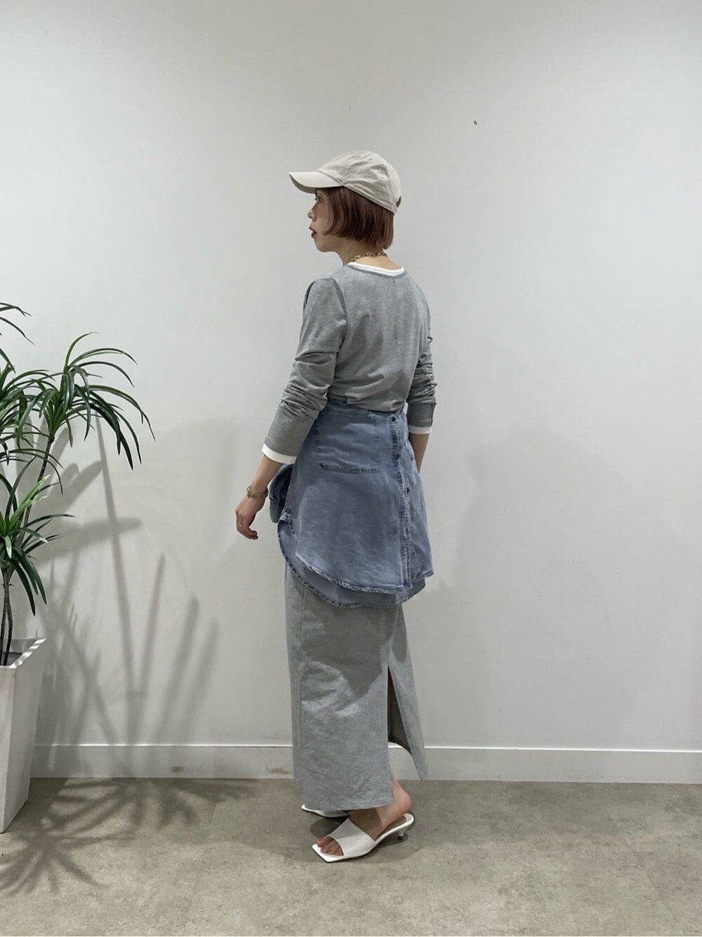 グレー系のワンピース、ホワイト系のサンダル、ブルー系のシャツ/ブラウスを着用したレディースの春コーディネートの4枚目の写真