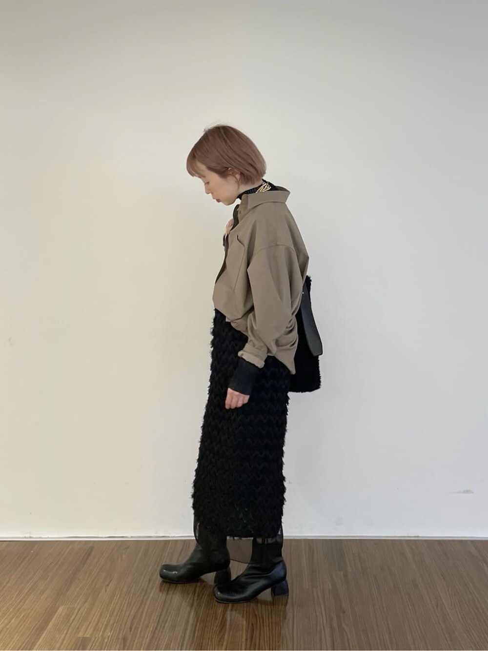 ベージュ系のシャツ/ブラウス、ブラック系のニット/セーター、ブラック系のスカートを着用したレディースの冬コーディネートの4枚目の写真