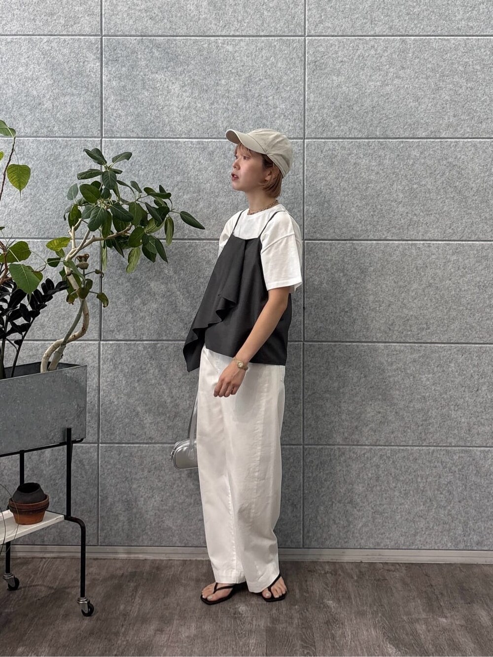 グレー系のタンクトップ、ホワイト系のデニムパンツ、ホワイト系のTシャツ/カットソーを着用したレディースの夏コーディネートの2枚目の写真