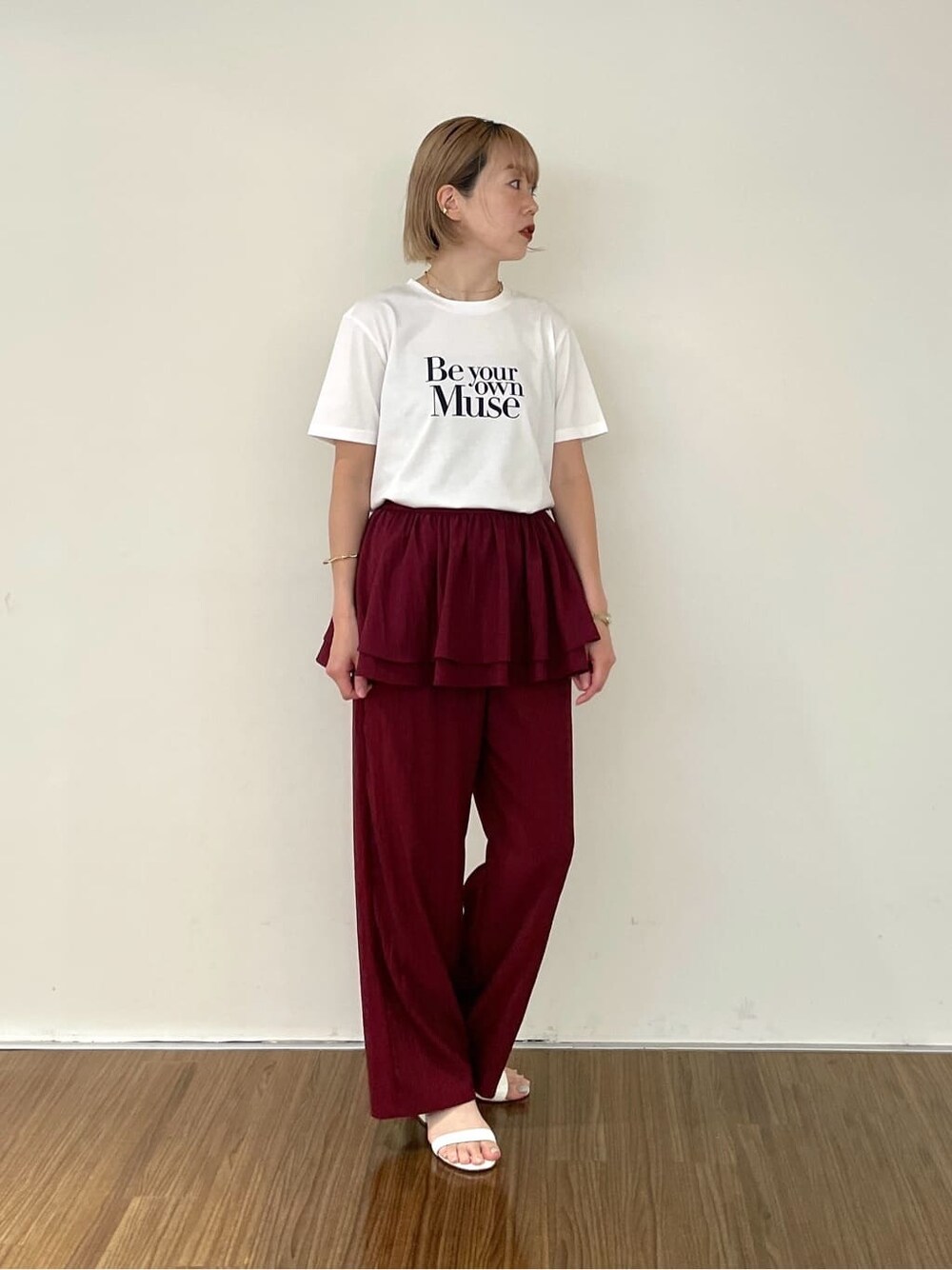 レッド系のその他パンツ、ホワイト系のTシャツ/カットソーを着用したレディースの夏コーディネートの9枚目の写真