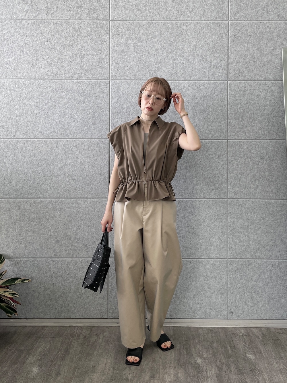 ベージュ系のその他パンツ、ブラック系のトートバッグ、ブラウン系のブルゾンを着用したレディースの春コーディネートの2枚目の写真