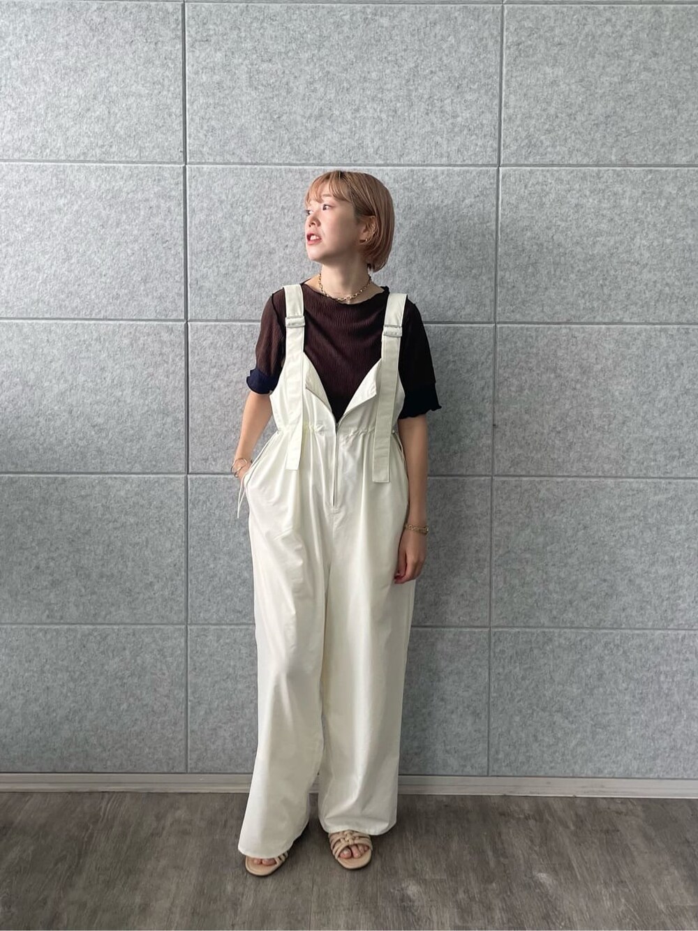 ホワイト系のサロペット/オーバーオール、ブラウン系のTシャツ/カットソーを着用したレディースの夏コーディネートの7枚目の写真