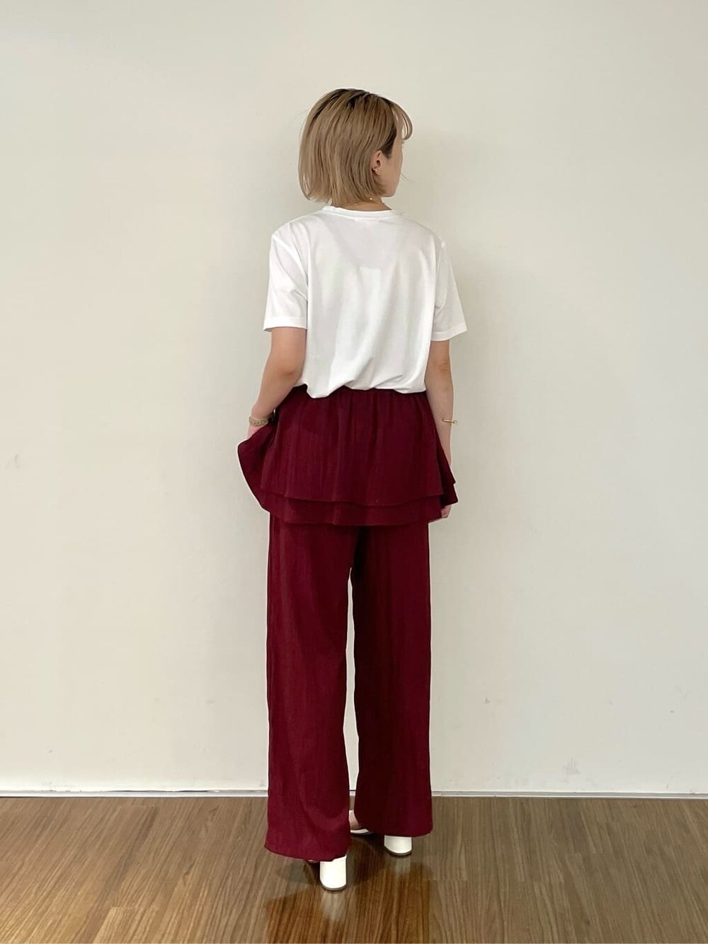 レッド系のその他パンツ、ホワイト系のTシャツ/カットソーを着用したレディースの夏コーディネートの5枚目の写真