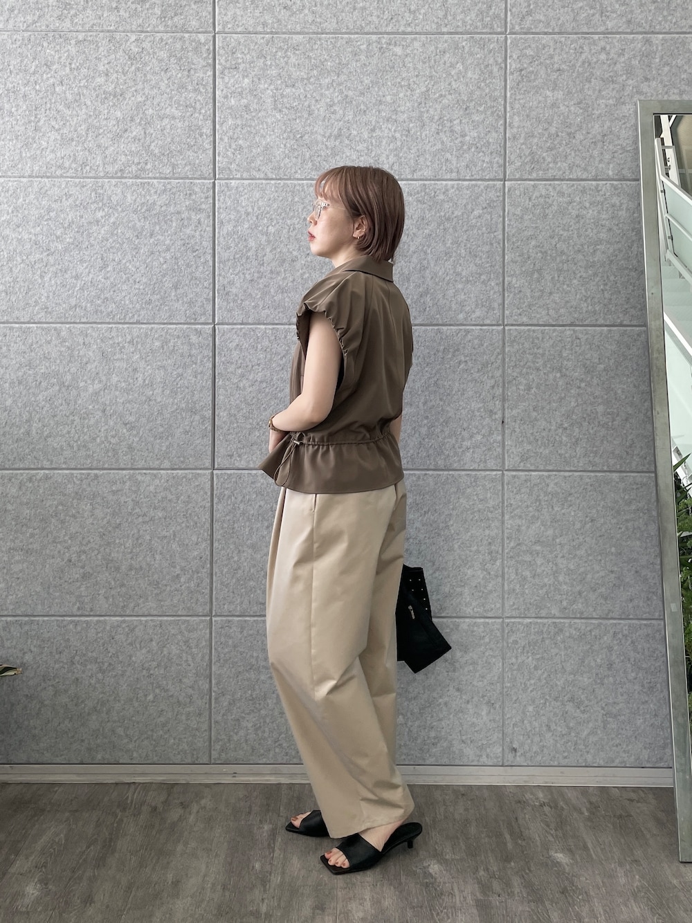 ベージュ系のその他パンツ、ブラック系のトートバッグ、ブラウン系のブルゾンを着用したレディースの春コーディネートの4枚目の写真