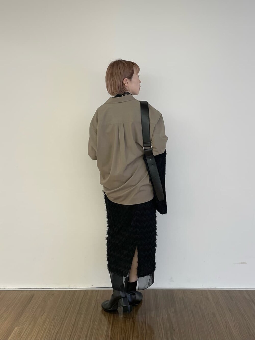 ベージュ系のシャツ/ブラウス、ブラック系のニット/セーター、ブラック系のスカートを着用したレディースの冬コーディネートの6枚目の写真