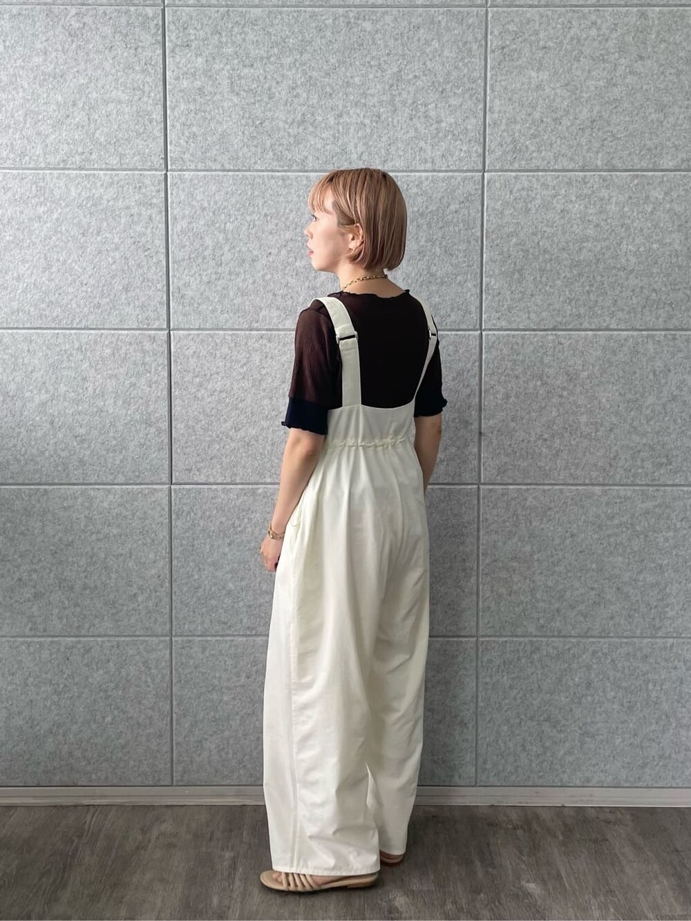 ホワイト系のサロペット/オーバーオール、ブラウン系のTシャツ/カットソーを着用したレディースの夏コーディネートの4枚目の写真