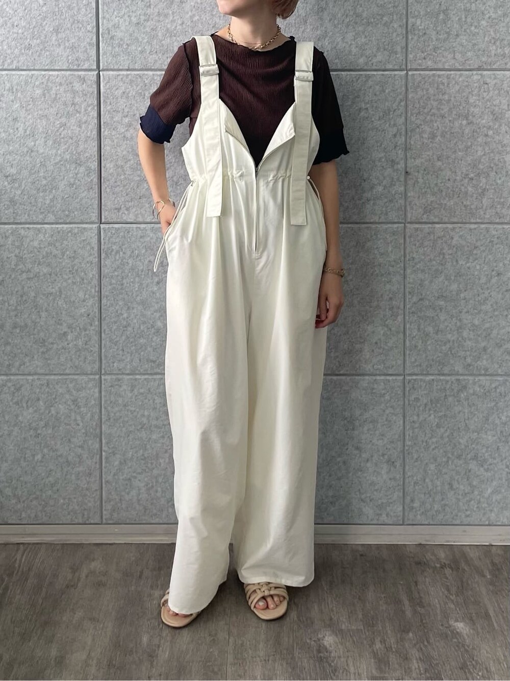 ホワイト系のサロペット/オーバーオール、ブラウン系のTシャツ/カットソーを着用したレディースの夏コーディネートの6枚目の写真