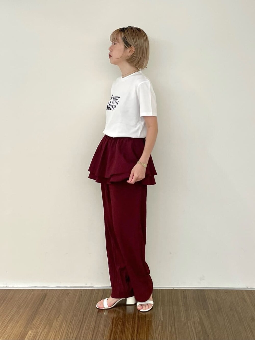 レッド系のその他パンツ、ホワイト系のTシャツ/カットソーを着用したレディースの夏コーディネートの8枚目の写真