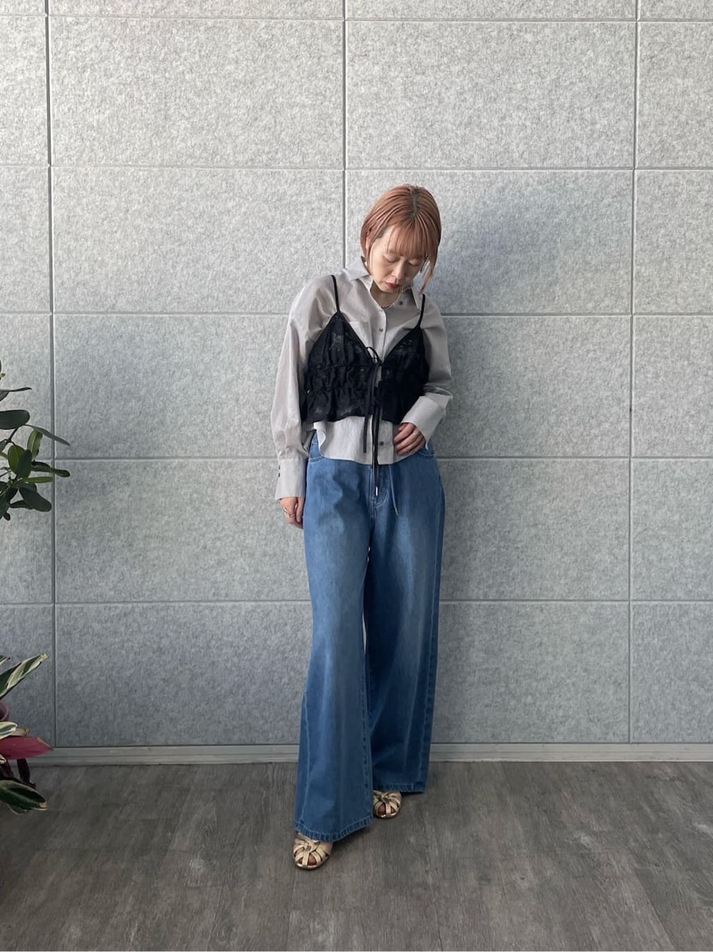 ブルー系のデニムパンツ、グレー系のシャツ/ブラウス、ブラック系のタンクトップを着用したレディースの春コーディネートの7枚目の写真