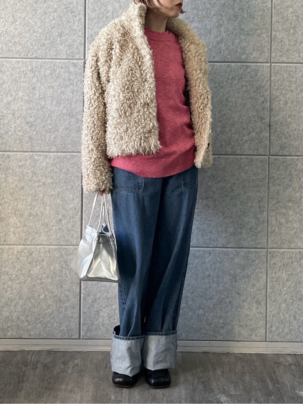 ピンク系のニット/セーター、ブルー系のデニムパンツを着用したレディースの冬コーディネートの6枚目の写真
