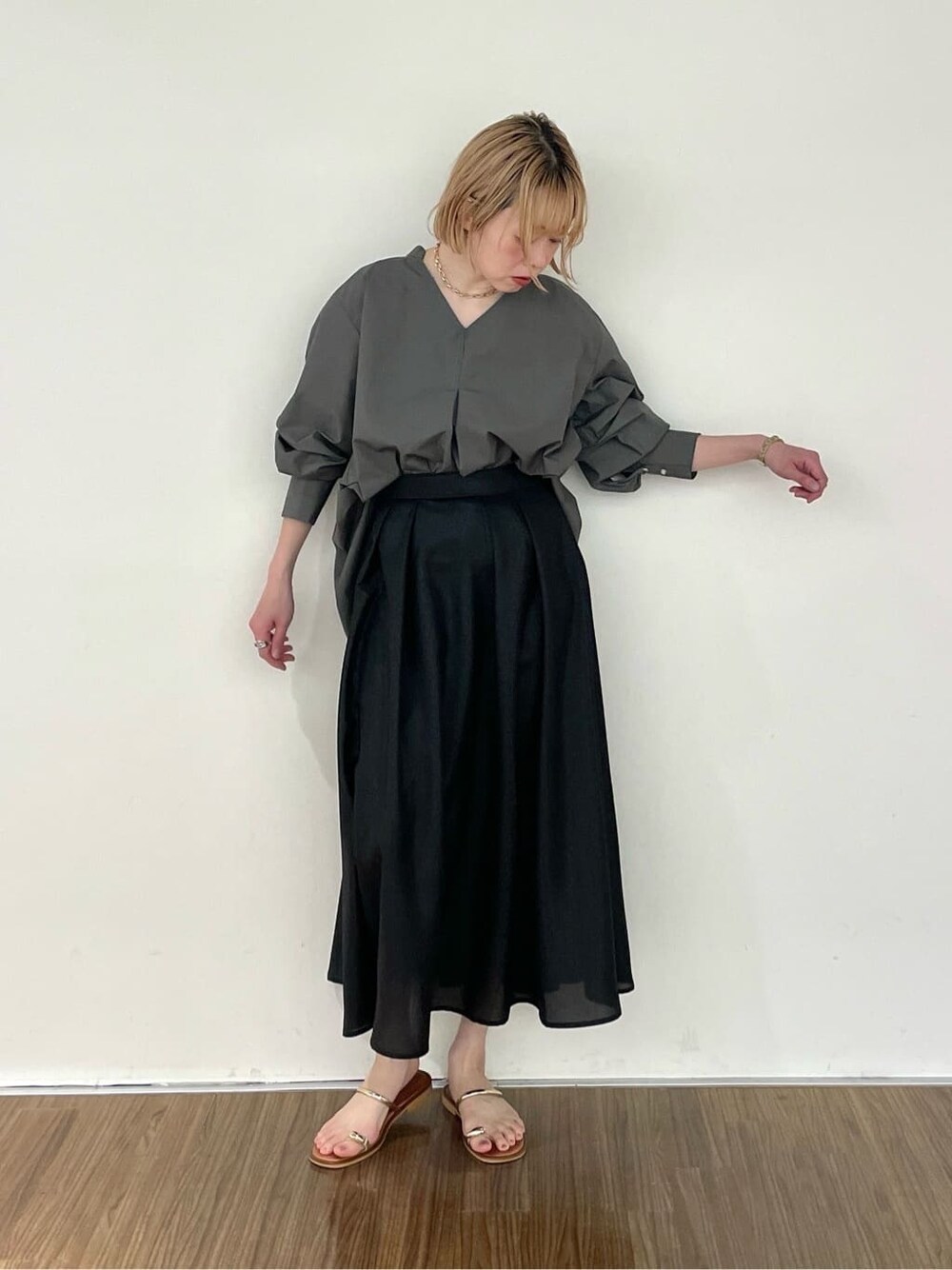 グレー系のシャツ/ブラウス、ブラック系のスカートを着用したレディースの春コーディネートの3枚目の写真