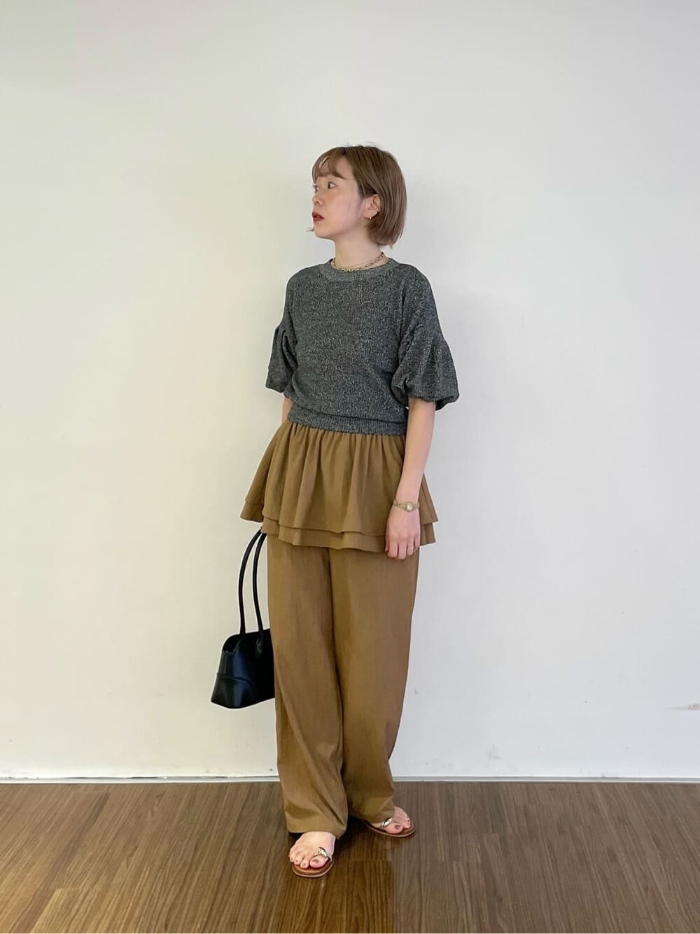 ブラウン系のその他パンツ、ブラック系のTシャツ/カットソーを着用したレディースの夏コーディネートの8枚目の写真