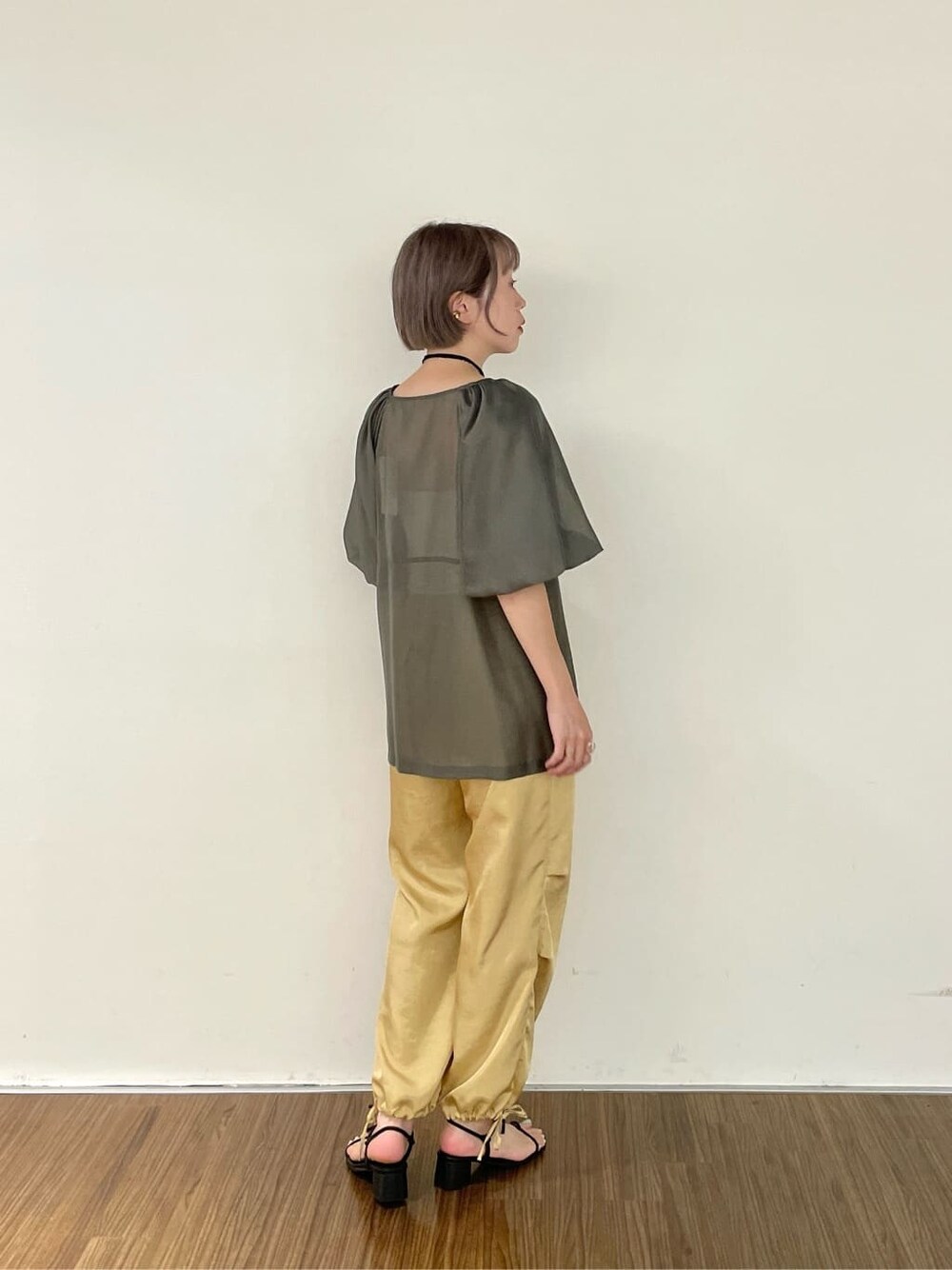 グレー系のシャツ/ブラウス、ベージュ系のその他パンツを着用したレディースの夏コーディネートの5枚目の写真