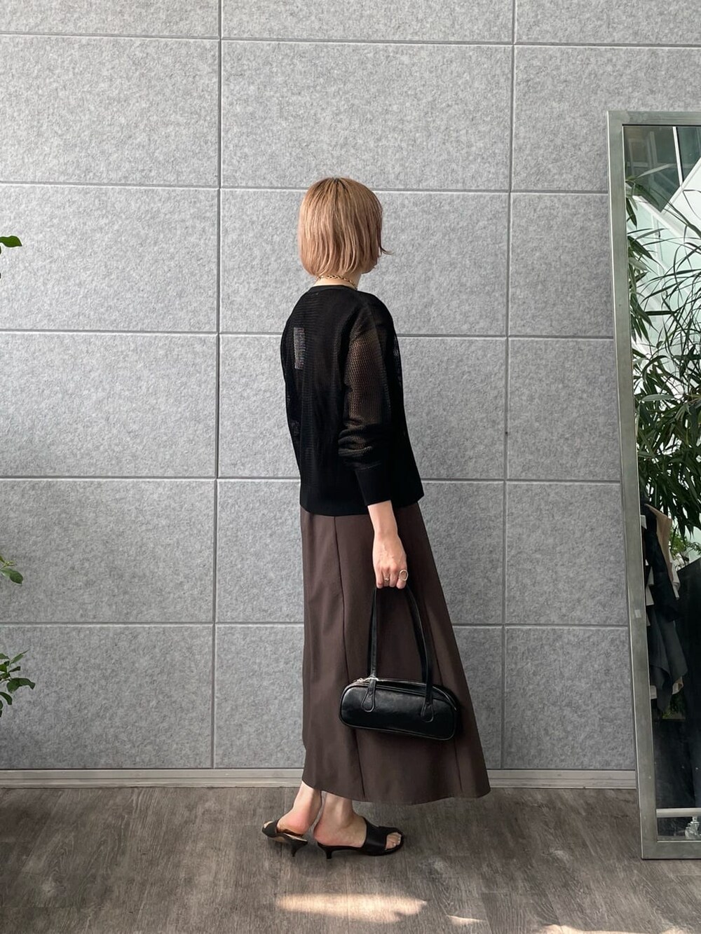 ブラウン系のワンピース、ブラック系のカーディガン/ボレロ、ブラック系のハンドバッグを着用したレディースの夏コーディネートの3枚目の写真