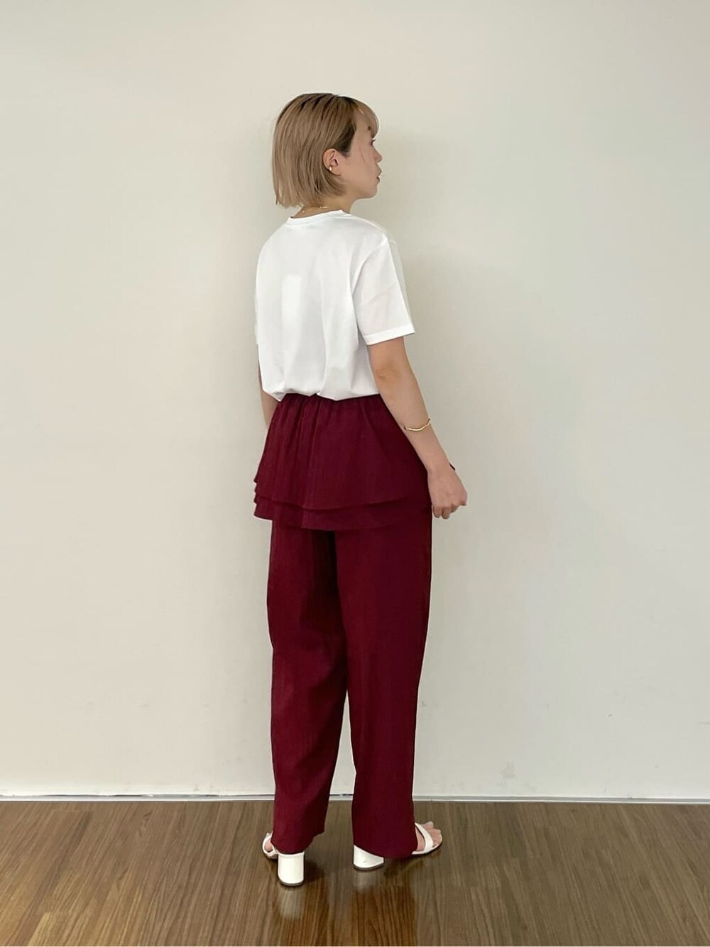 レッド系のその他パンツ、ホワイト系のTシャツ/カットソーを着用したレディースの夏コーディネートの4枚目の写真