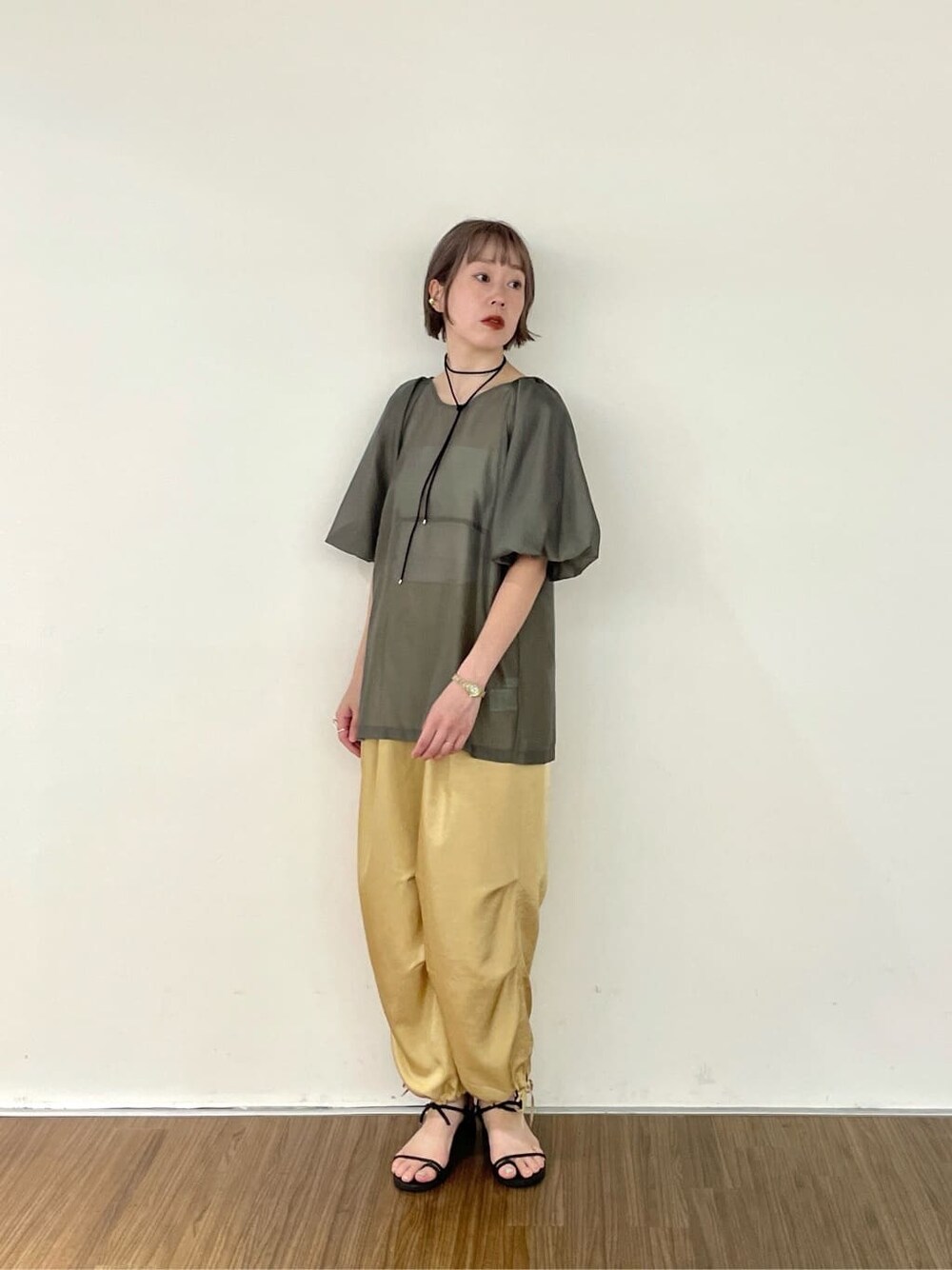 グレー系のシャツ/ブラウス、ベージュ系のその他パンツを着用したレディースの夏コーディネートの6枚目の写真
