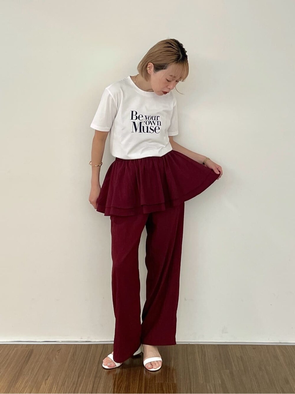 レッド系のその他パンツ、ホワイト系のTシャツ/カットソーを着用したレディースの夏コーディネートの6枚目の写真