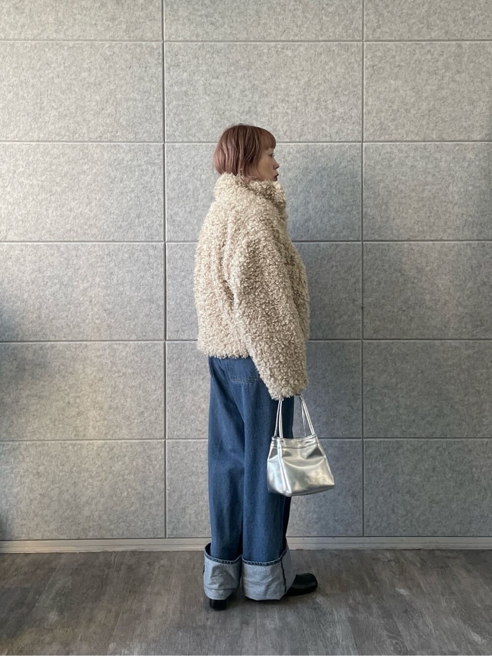 ピンク系のニット/セーター、ブルー系のデニムパンツを着用したレディースの冬コーディネートの2枚目の写真