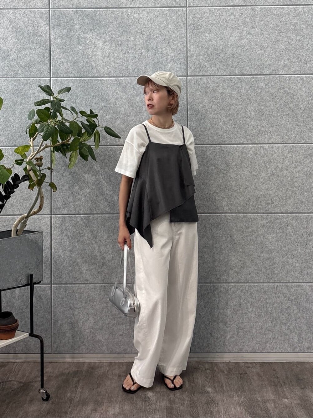 グレー系のタンクトップ、ホワイト系のデニムパンツ、ホワイト系のTシャツ/カットソーを着用したレディースの夏コーディネートの8枚目の写真