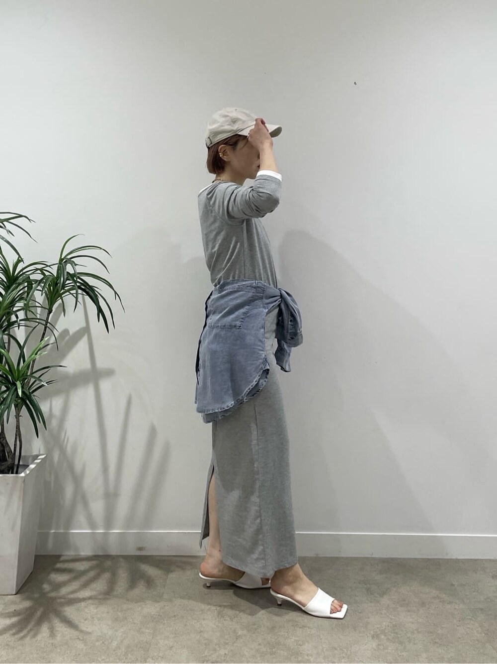 グレー系のワンピース、ホワイト系のサンダル、ブルー系のシャツ/ブラウスを着用したレディースの春コーディネートの2枚目の写真