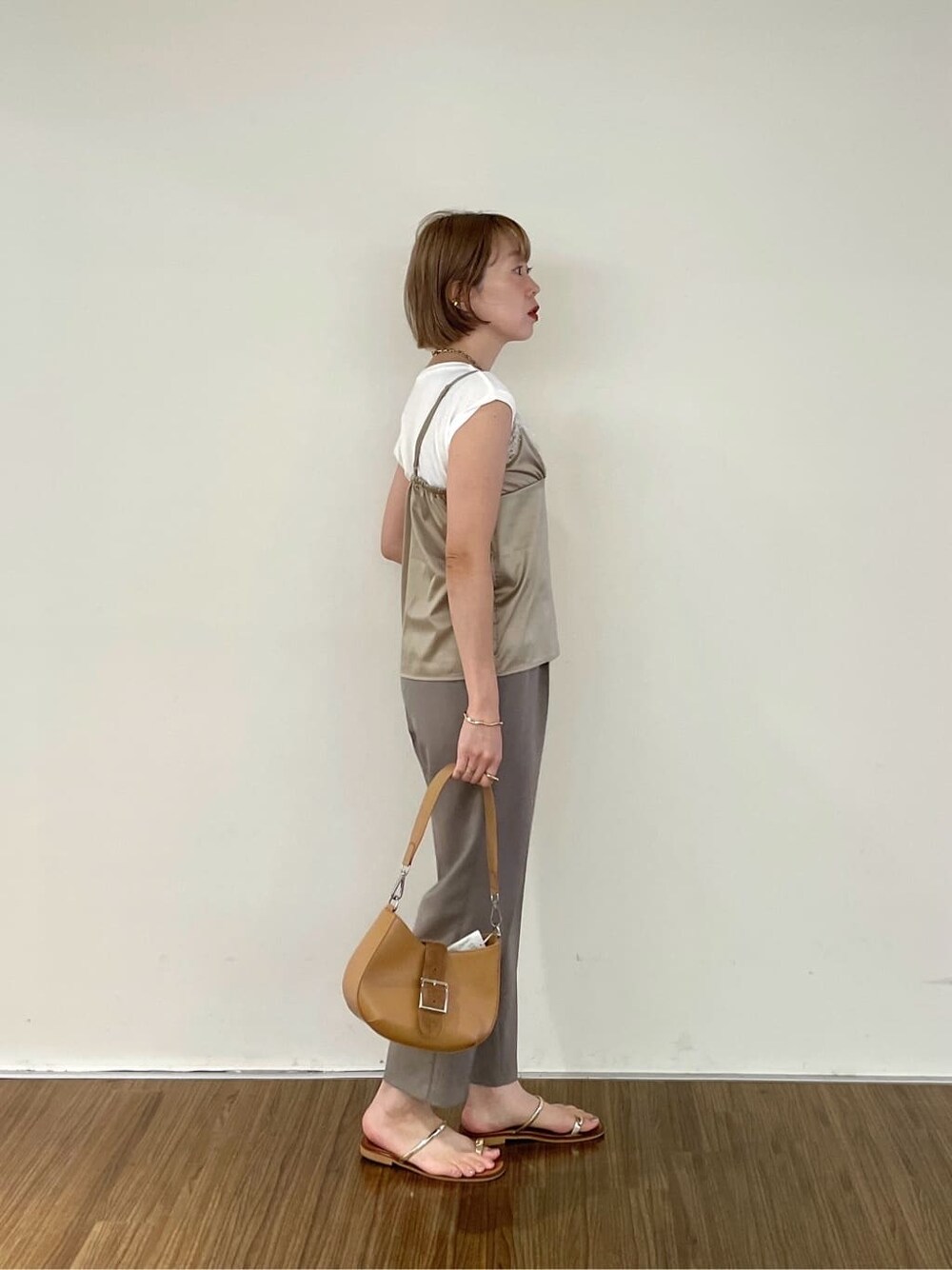 ベージュ系のTシャツ/カットソー、ベージュ系のその他パンツ、ベージュ系のショルダーバッグを着用したレディースの秋コーディネートの6枚目の写真