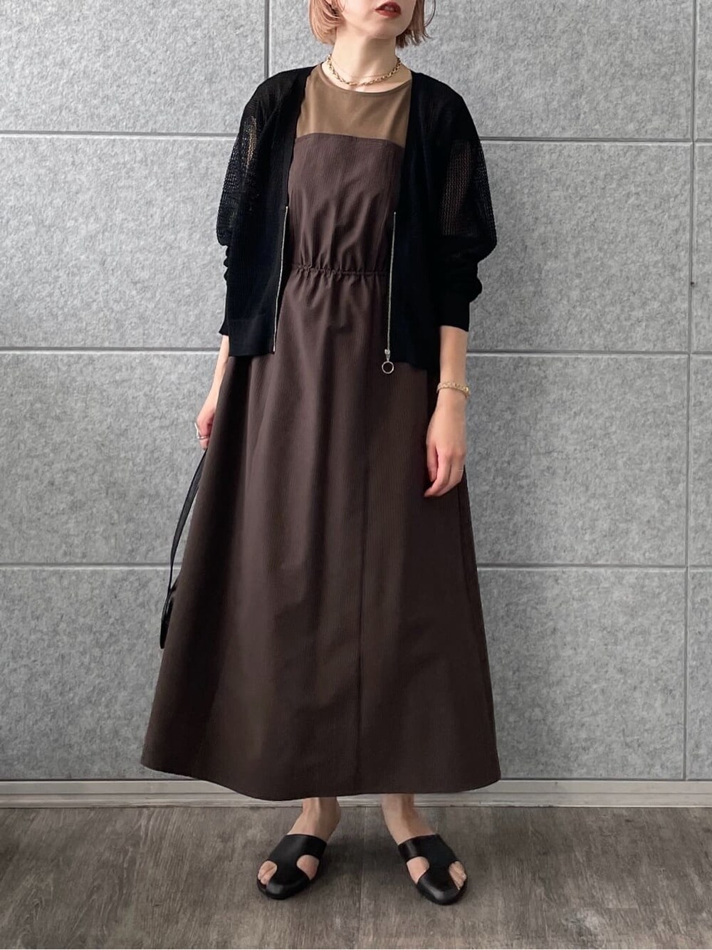 ブラウン系のワンピース、ブラック系のカーディガン/ボレロ、ブラック系のハンドバッグを着用したレディースの夏コーディネートの4枚目の写真
