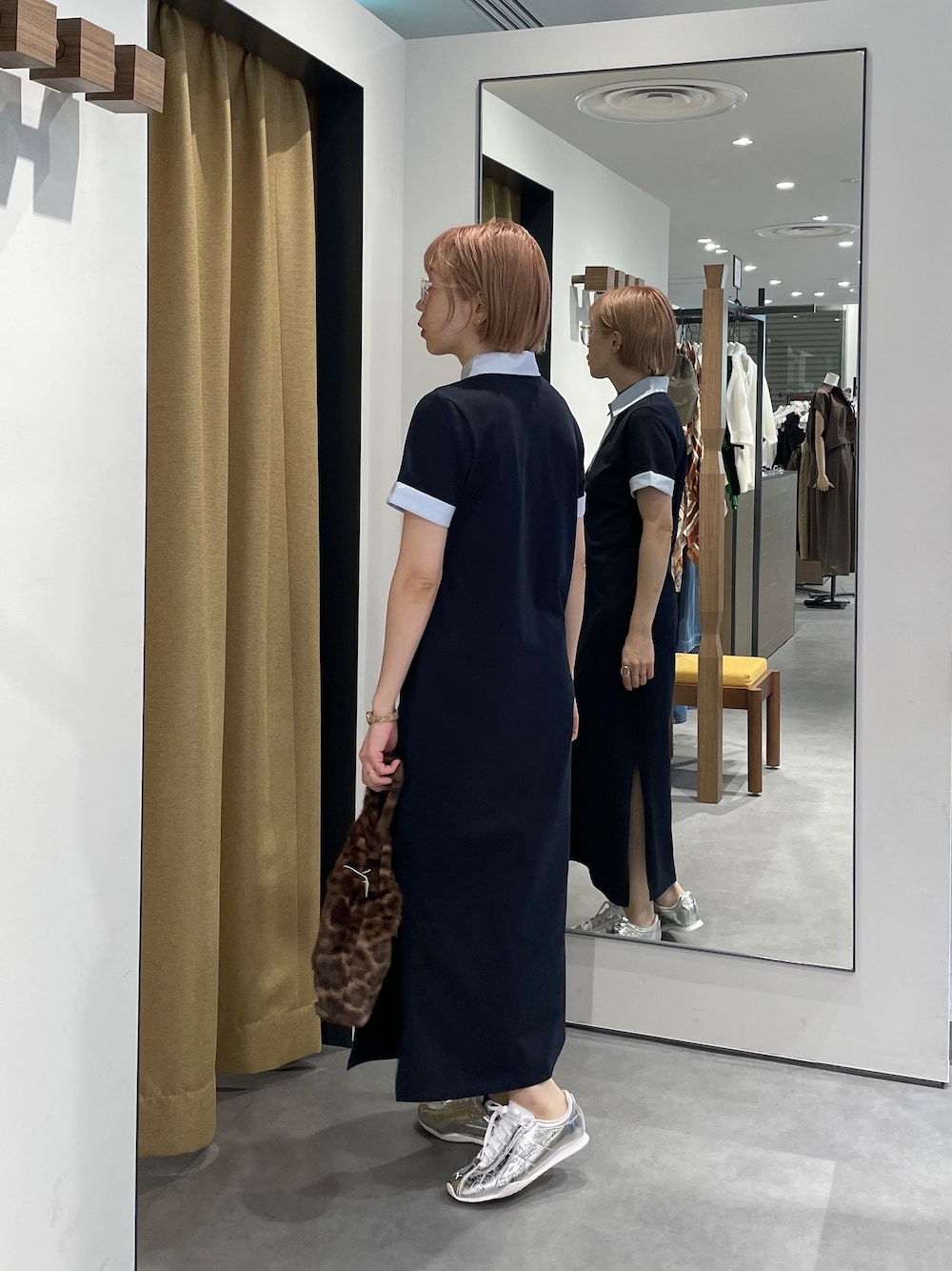 ブルー系のワンピース、シルバー系のスニーカー、イエロー系のトートバッグを着用したレディースの夏コーディネートの4枚目の写真