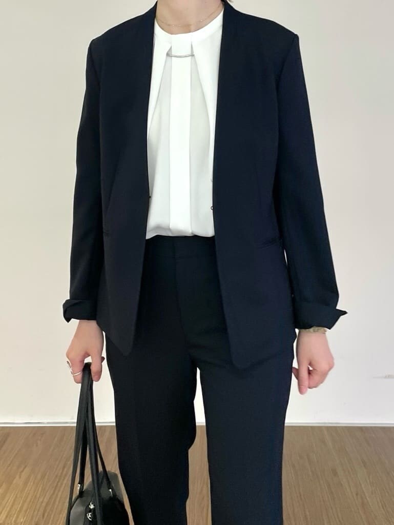 ブルー系のノーカラージャケット、ブルー系のその他パンツ、ホワイト系のシャツ/ブラウスを着用したレディースの春コーディネートの5枚目の写真