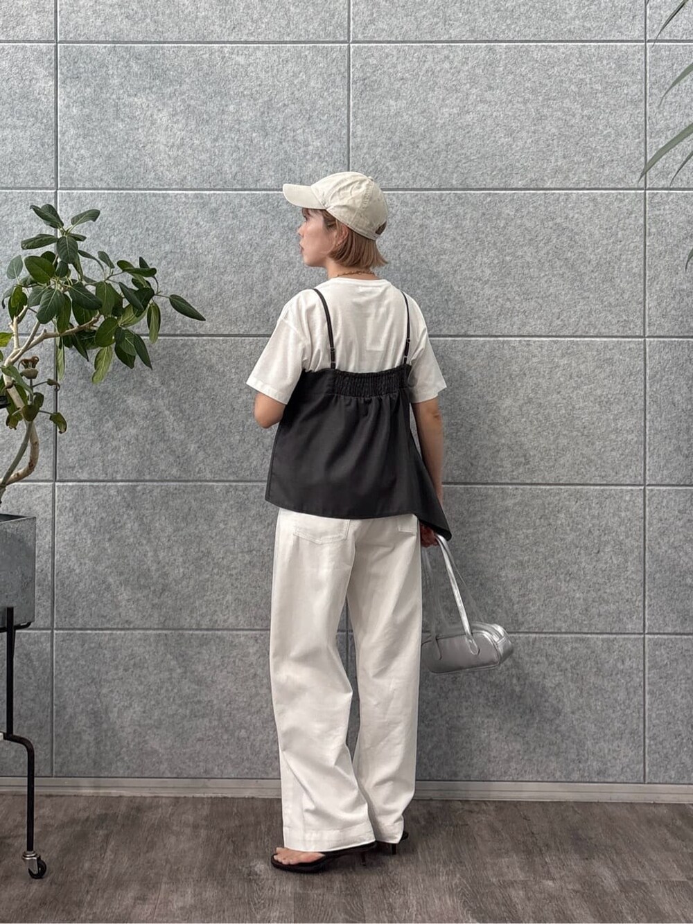 グレー系のタンクトップ、ホワイト系のデニムパンツ、ホワイト系のTシャツ/カットソーを着用したレディースの夏コーディネートの4枚目の写真