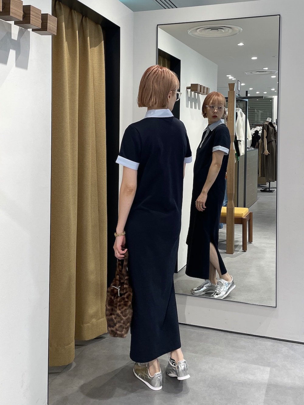 ブルー系のワンピース、シルバー系のスニーカー、イエロー系のトートバッグを着用したレディースの夏コーディネートの5枚目の写真