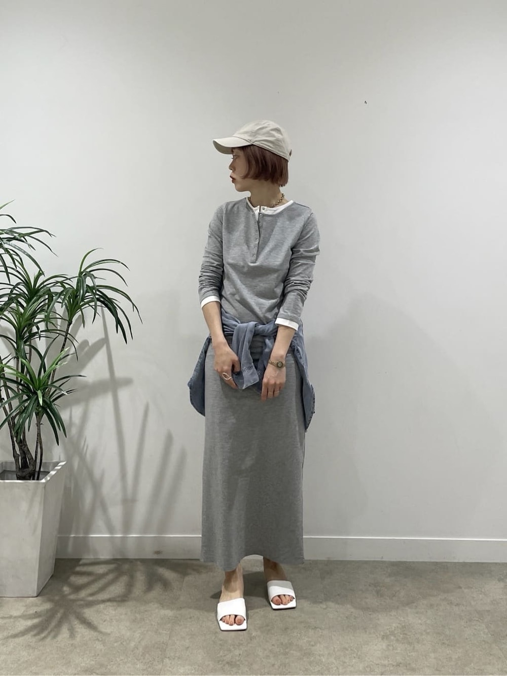 グレー系のワンピース、ホワイト系のサンダル、ブルー系のシャツ/ブラウスを着用したレディースの春コーディネートの6枚目の写真