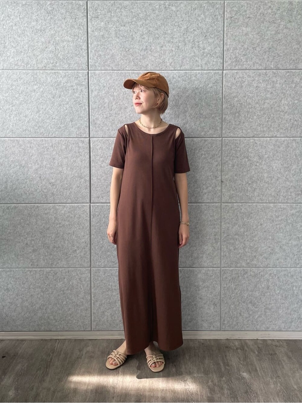 ブラウン系のワンピースを着用したレディースの夏コーディネートの9枚目の写真