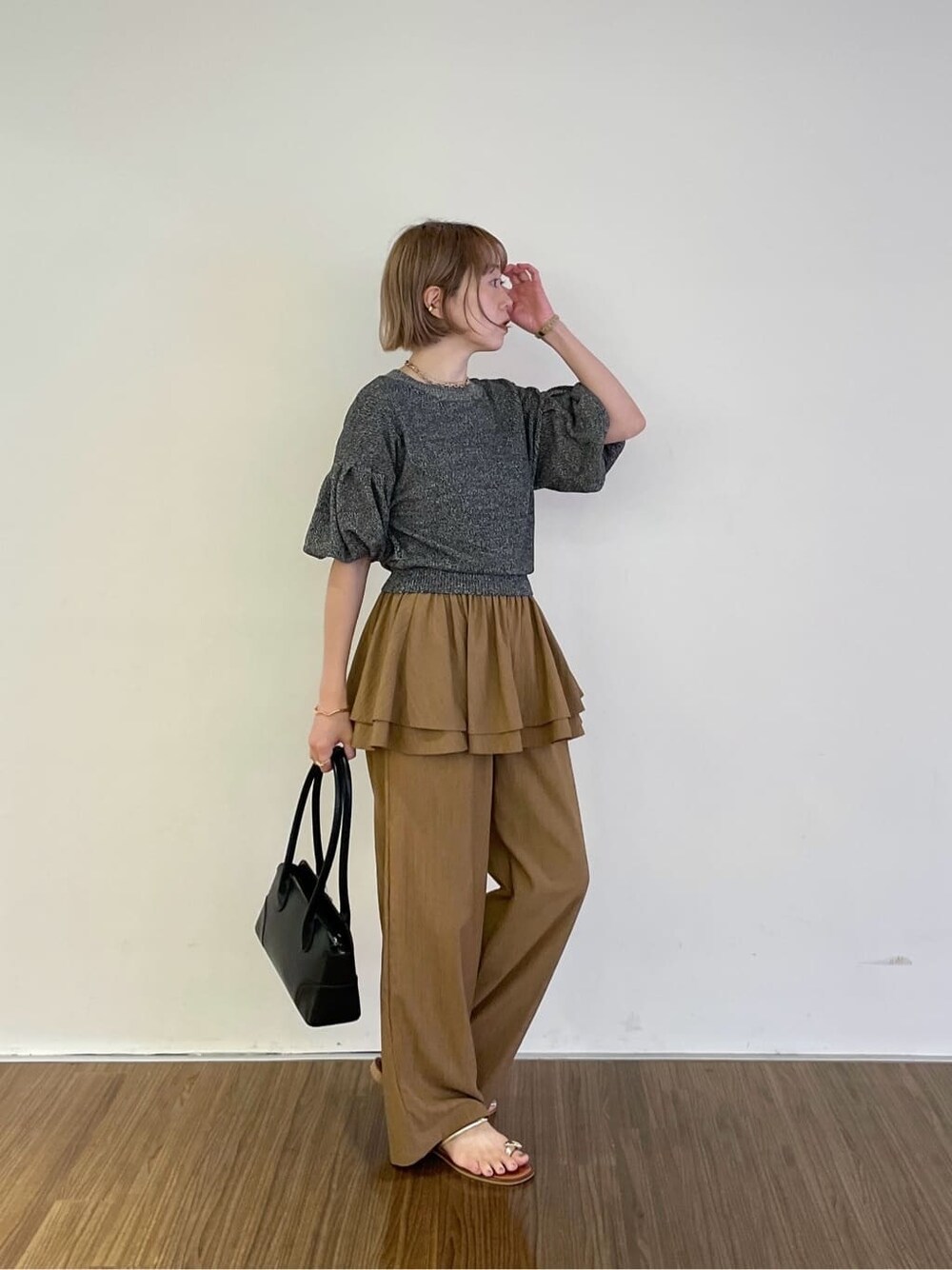 ブラウン系のその他パンツ、ブラック系のTシャツ/カットソーを着用したレディースの夏コーディネートの2枚目の写真