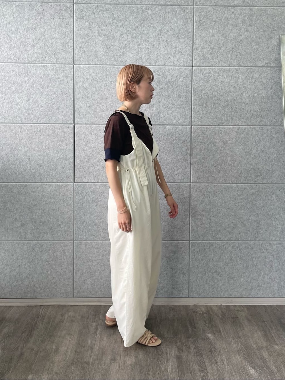 ホワイト系のサロペット/オーバーオール、ブラウン系のTシャツ/カットソーを着用したレディースの夏コーディネートの2枚目の写真