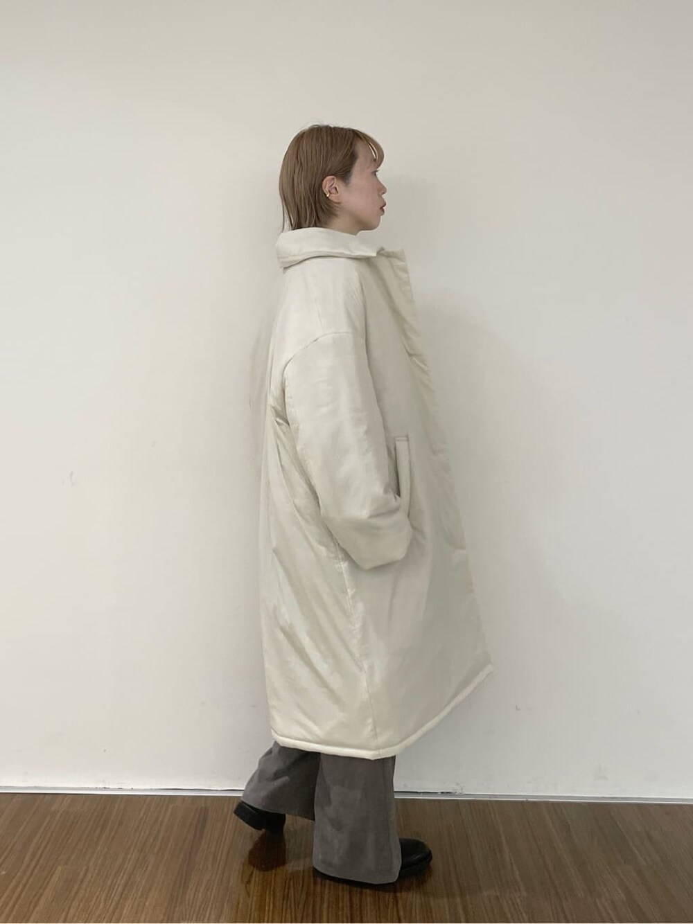 グレー系のシャツ/ブラウス、グレー系のその他パンツ、イエロー系のカーディガン/ボレロを着用したレディースの秋コーディネートの4枚目の写真