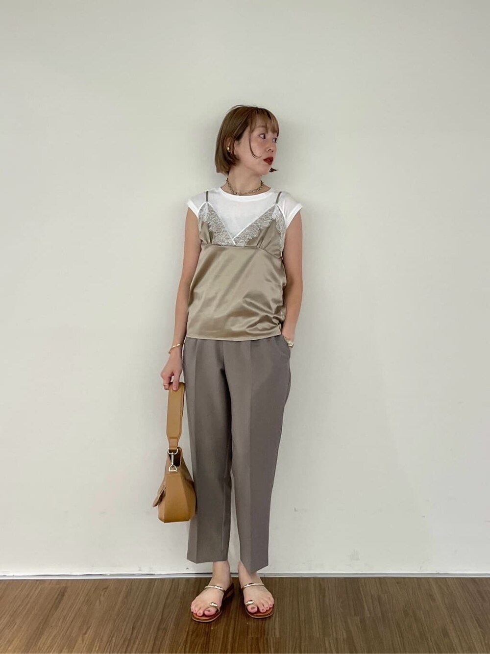 ベージュ系のTシャツ/カットソー、ベージュ系のその他パンツ、ベージュ系のショルダーバッグを着用したレディースの秋コーディネートの7枚目の写真