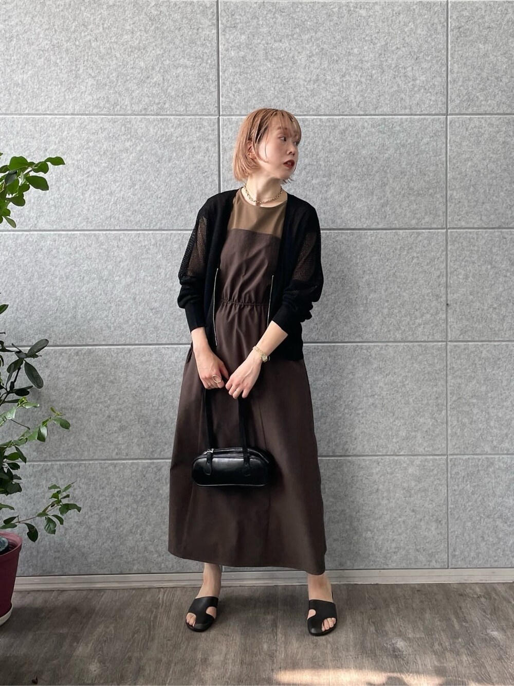 ブラウン系のワンピース、ブラック系のカーディガン/ボレロ、ブラック系のハンドバッグを着用したレディースの夏コーディネートの5枚目の写真